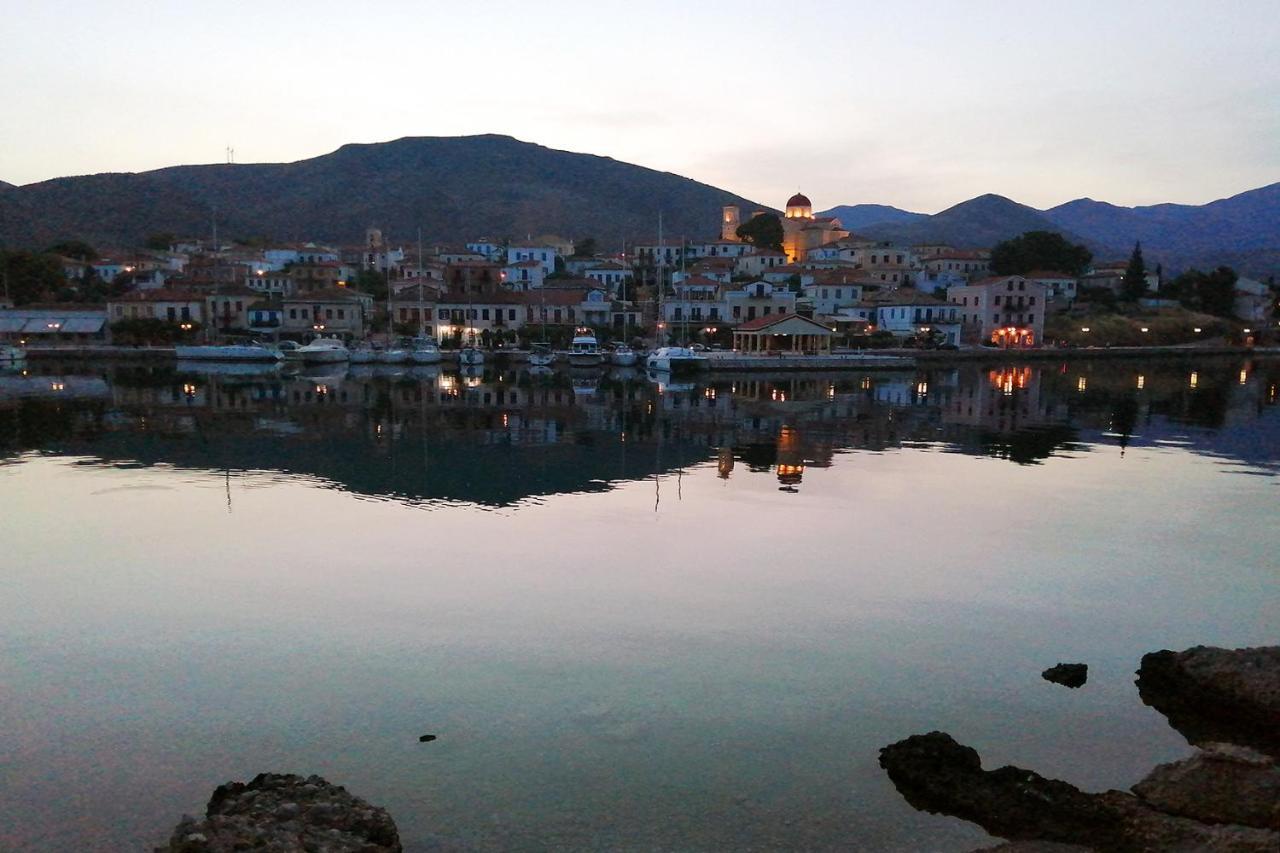 Koukonas Hotel Galaxidi Bagian luar foto
